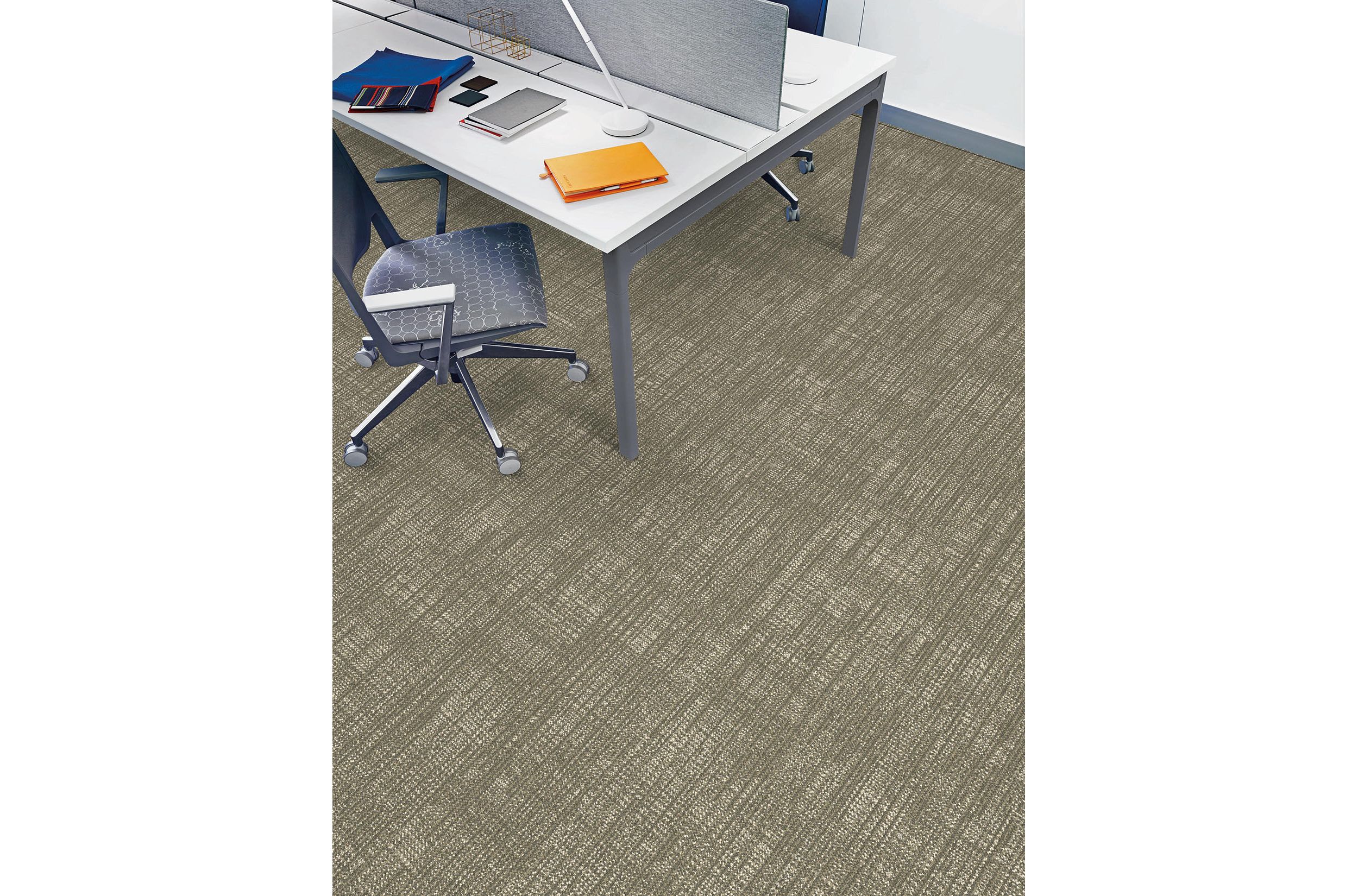 Interface Screen Print plank carpet tile in office with chair and desk numéro d’image 3